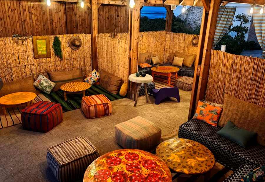 Salon marocain chaleureux à The Mogador's Oasis