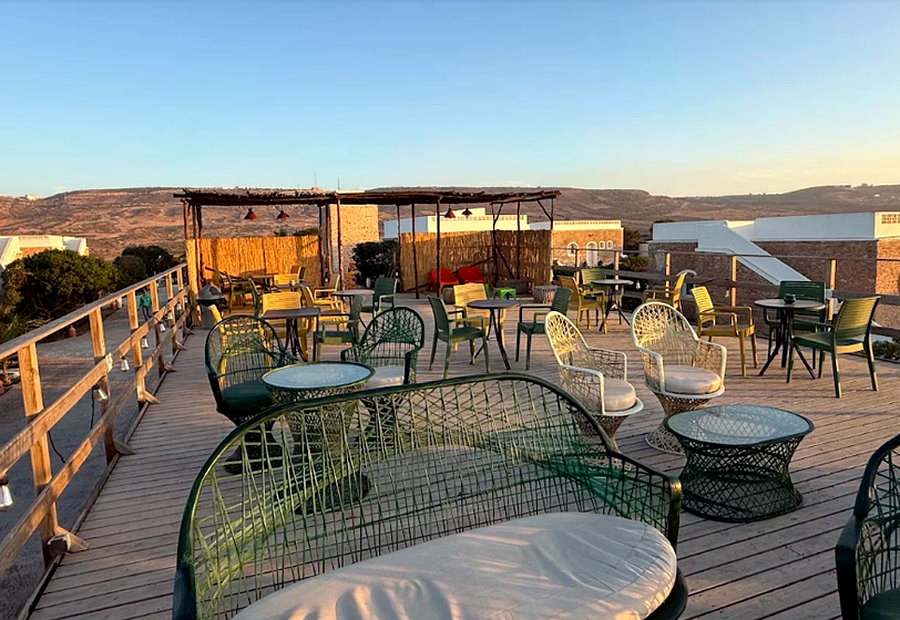 Repas sur le rooftop face au coucher du soleil à The Mogador's Oasis