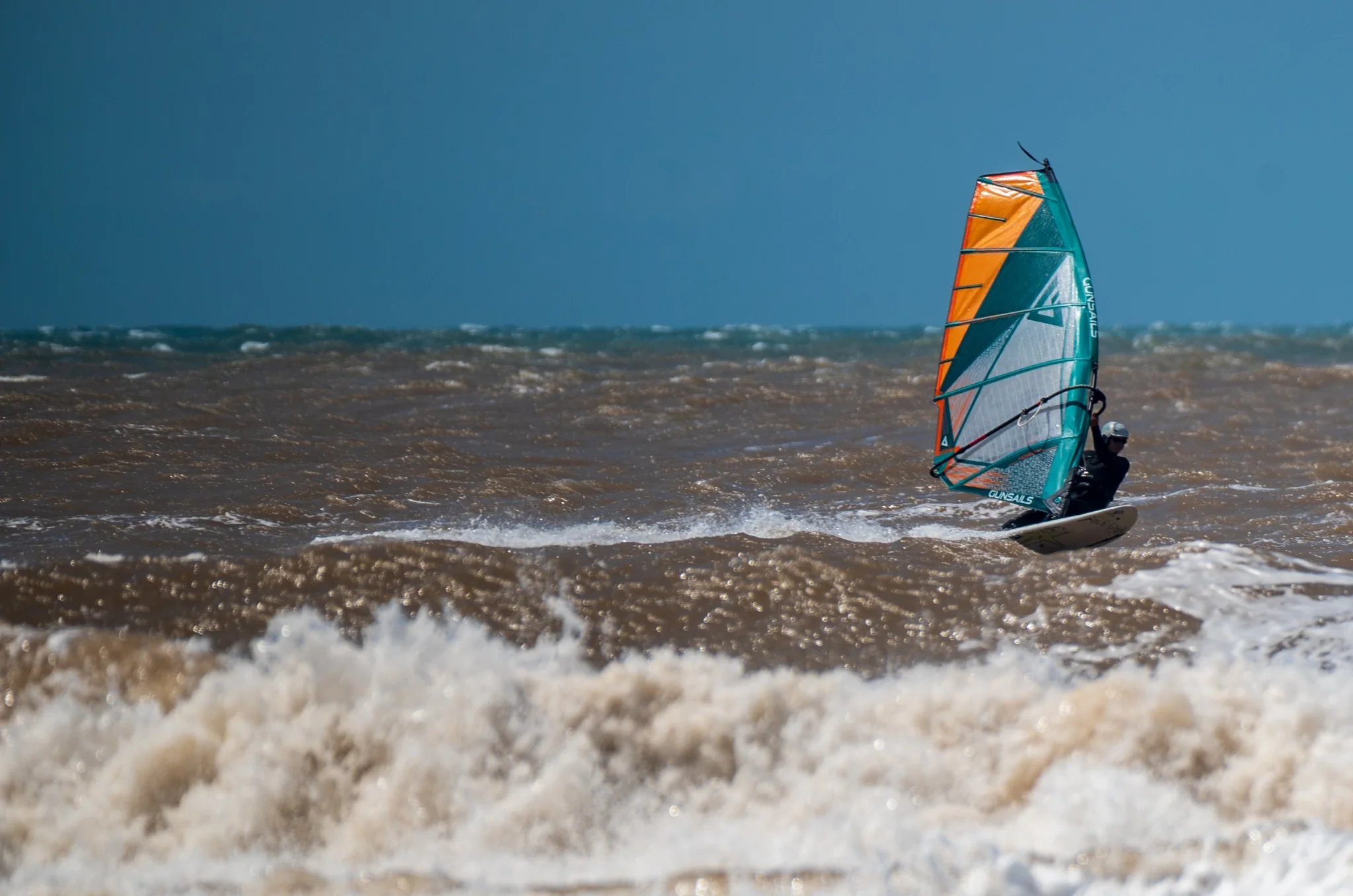 Planche à voile sur la côte Atlantique marocaine